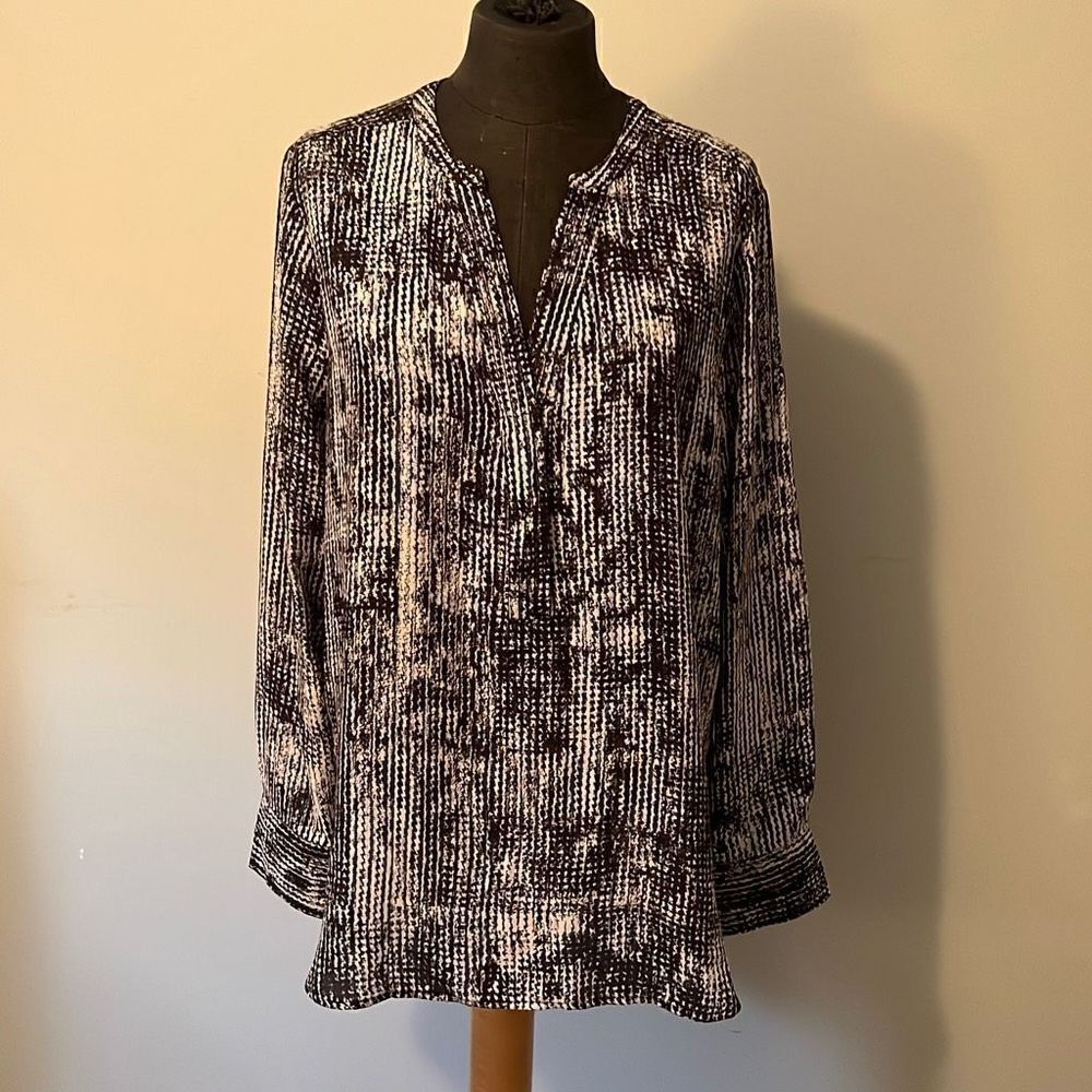 Violet + Claire Women's Black and White Half Button Front Long Sleeve Blouse